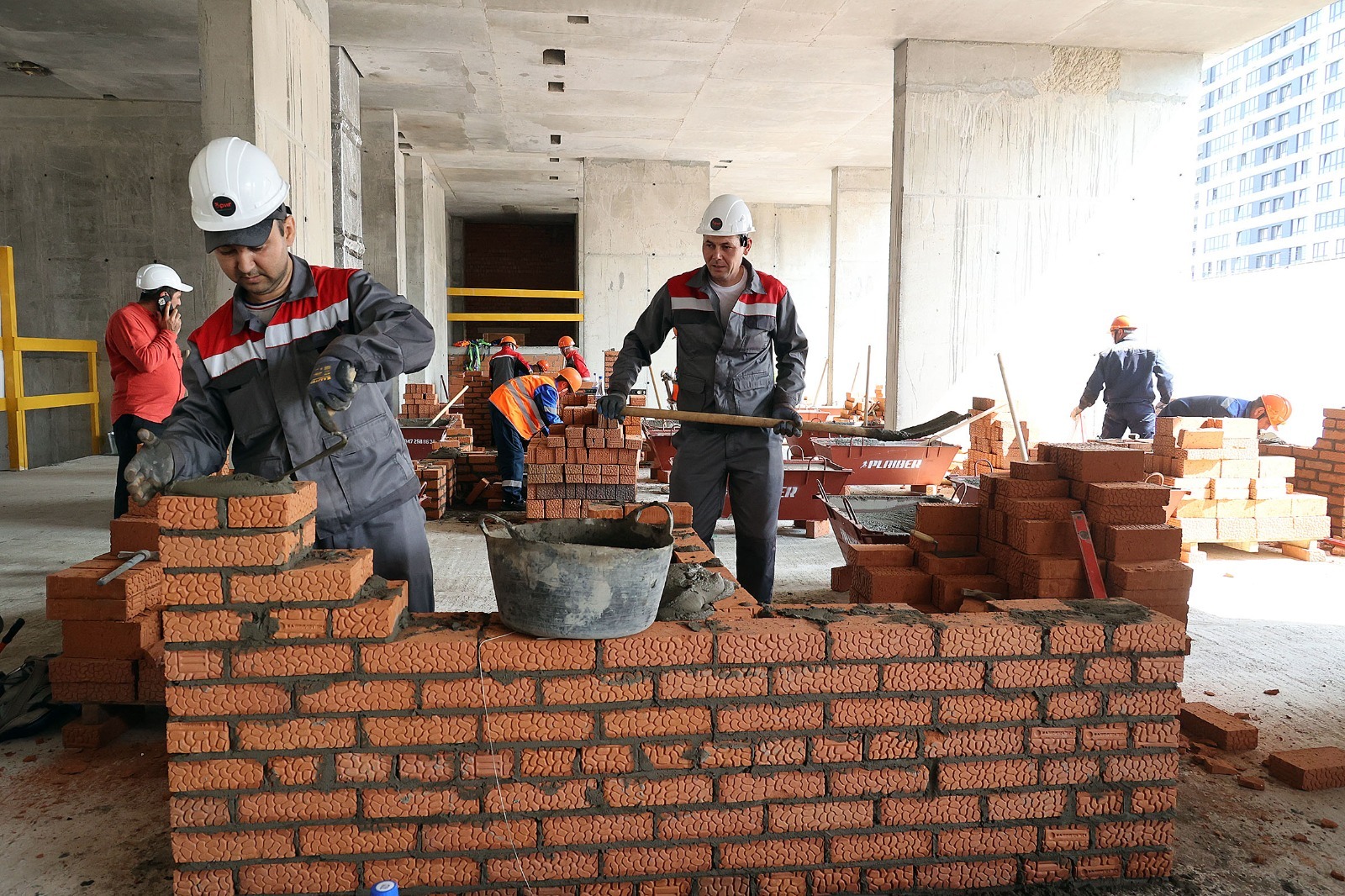 Александр ДАНИЛОВ  Сегодня в городах-миллионниках треть домов строится из кирпича.