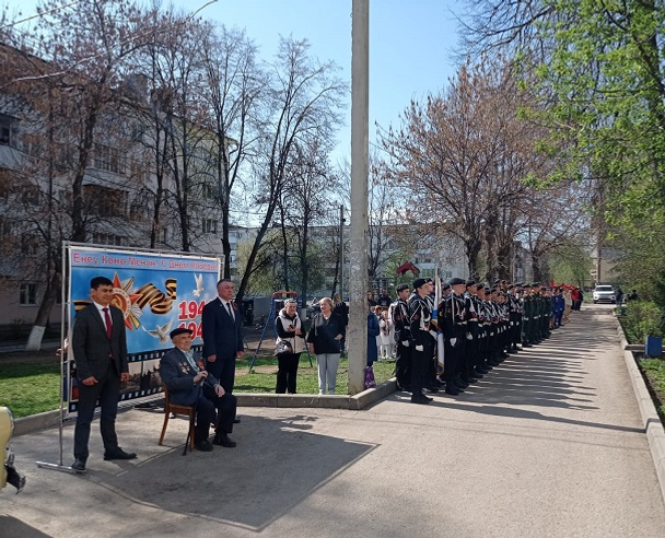 В Уфе прошёл парад у дома ветерана