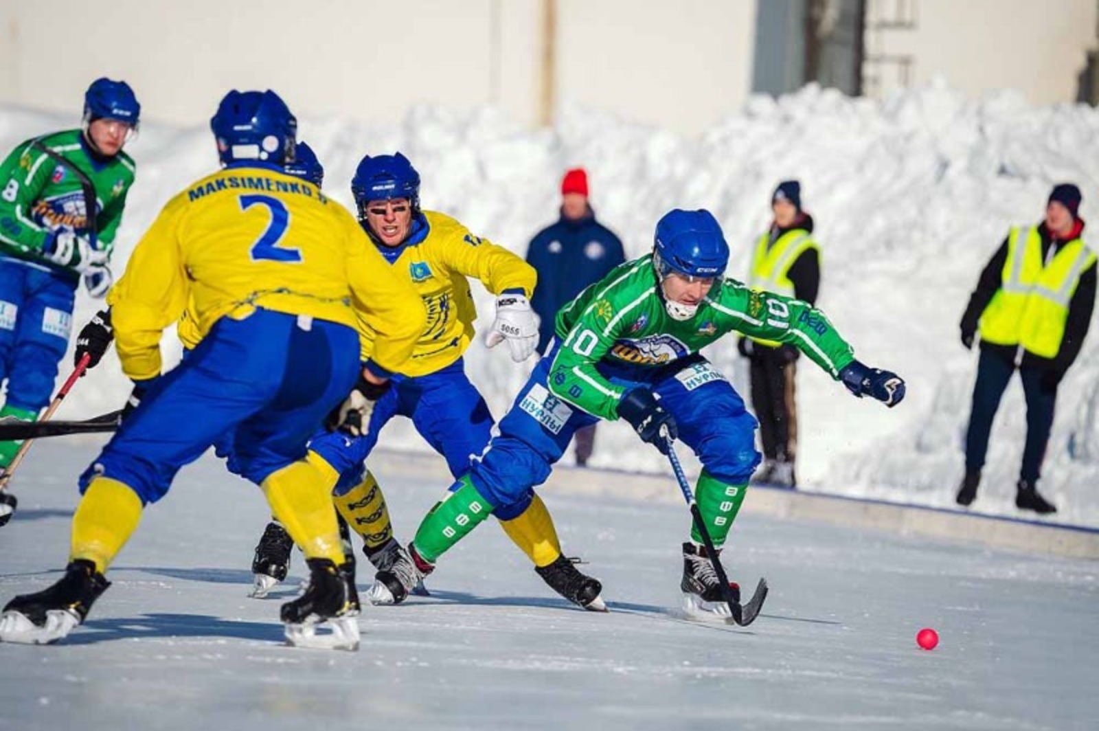 ХК «Кировец» В русском хоккее стоять на коньках требуется не хуже, чем в хоккее канадском.