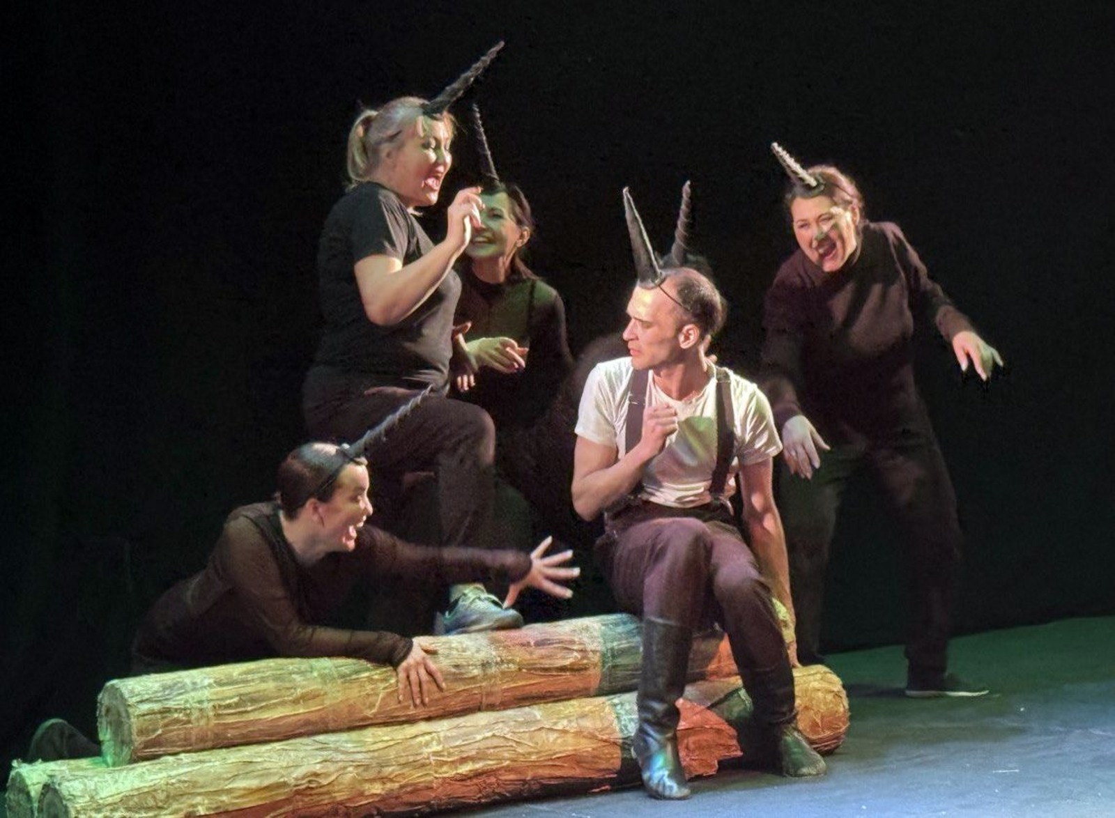 Альбина ГАВРИКОВА  Актеры с азартом включились в лабораторную работу.