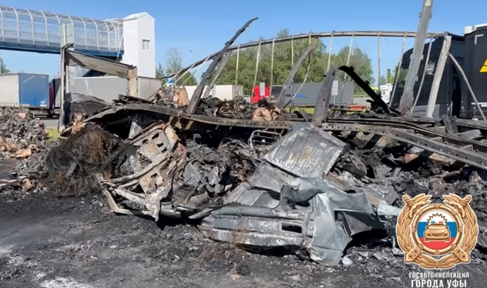 Под Уфой легковушка столкнулась с фурой: водитель погиб, машина сгорела