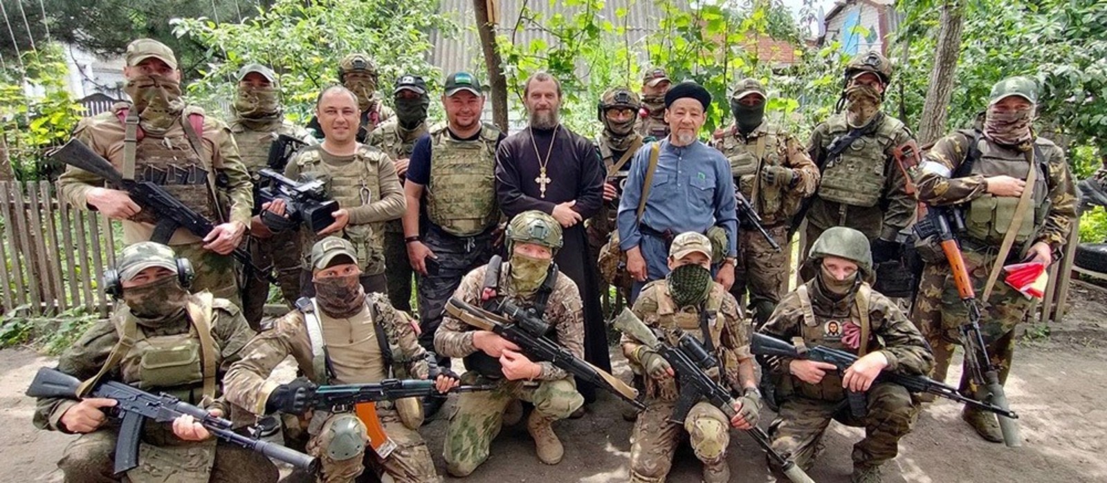 из личного архива Виктора ИВАНОВА На передовой бойцы разных национальностей легко находят общий язык.