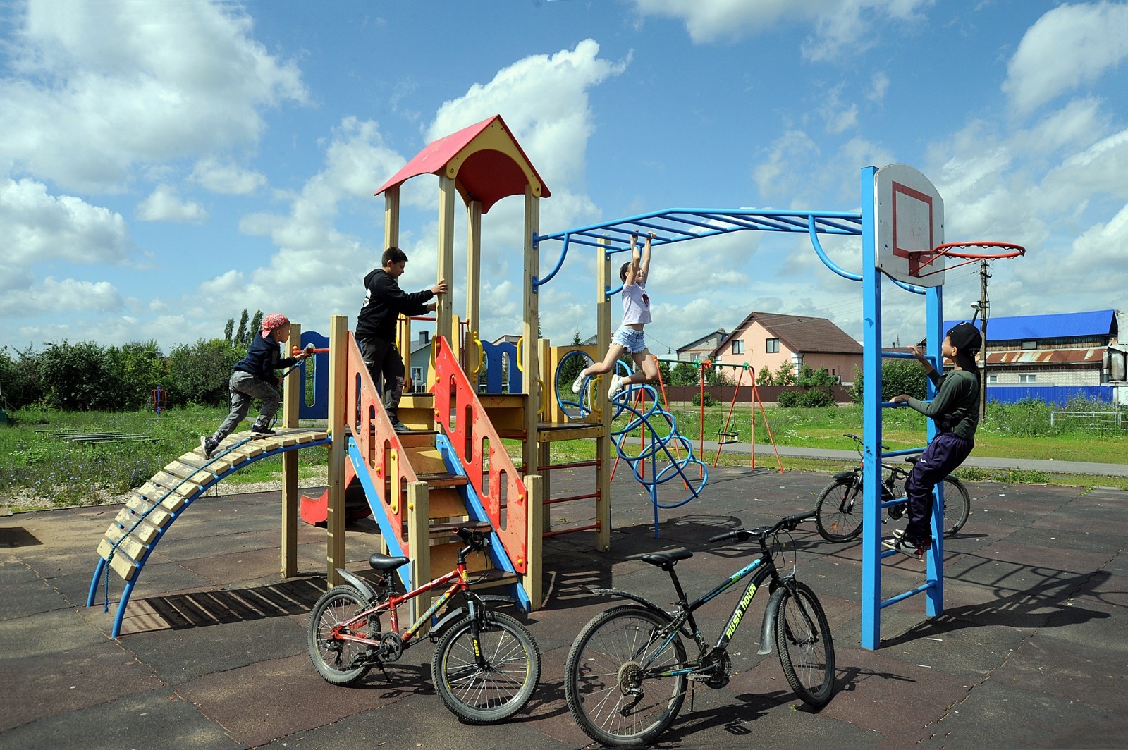 Ринат РАЗАПОВ  ТОСы помогают решить насущные проблемы — например, установить детскую площадку.