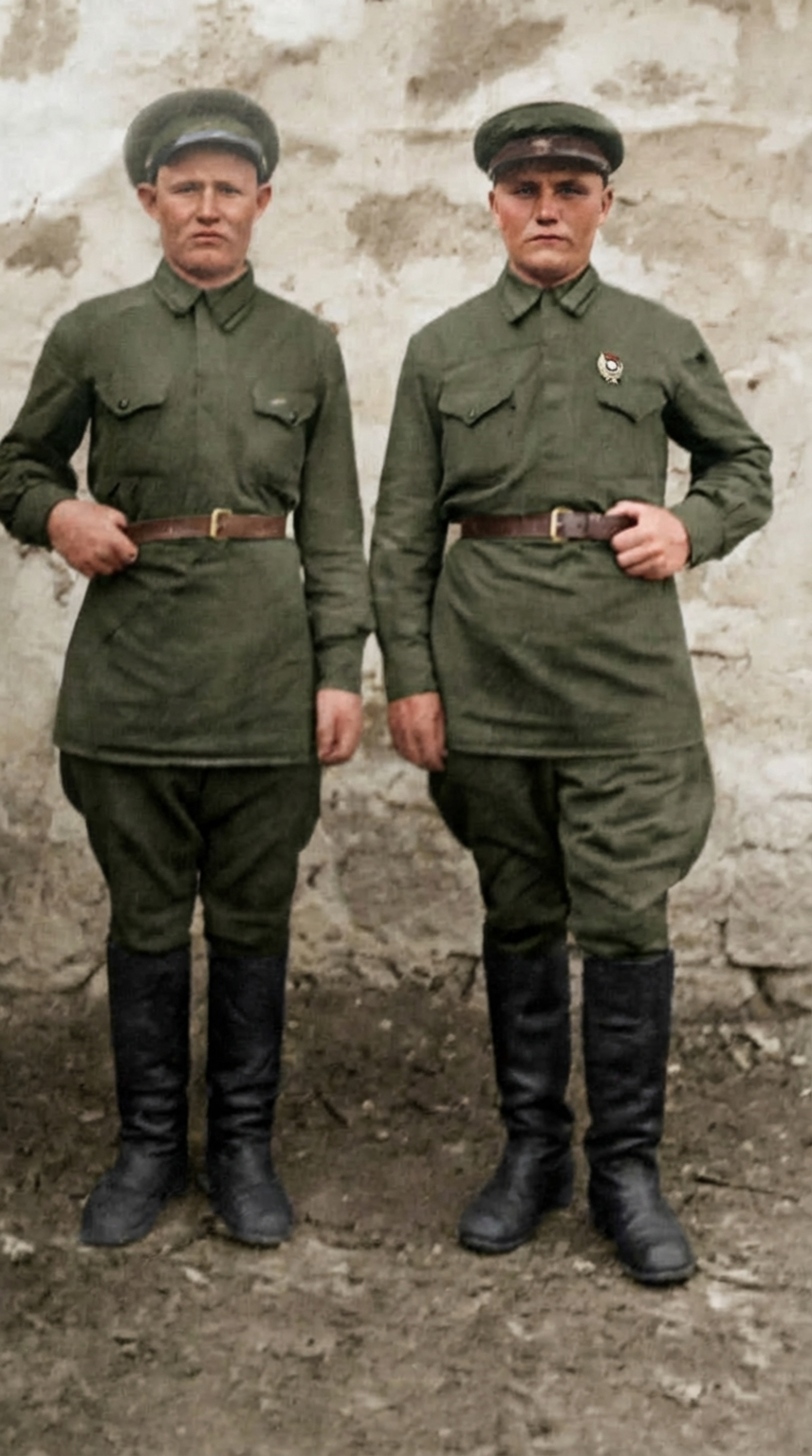 Маннан Шайгарданов (справа) с боевым товарищем. // Фото из семейного архива Флеры СОКОЛОВОЙ