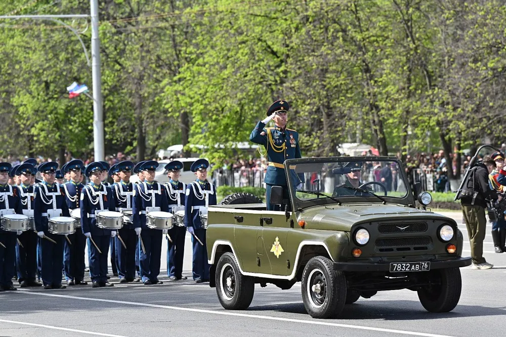 Открытие торжественного шествия в честь Дня Победы.