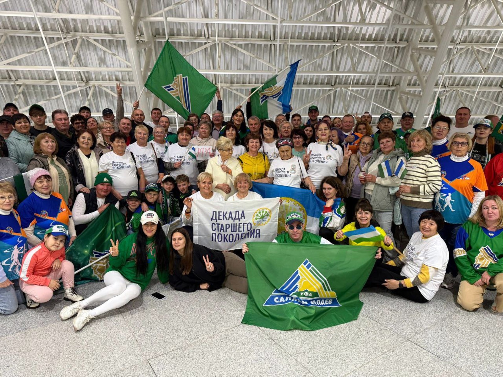 Лариса ЗАРУБИНА  На трибунах сочинского стадиона — болельщики «Салавата Юлаева».