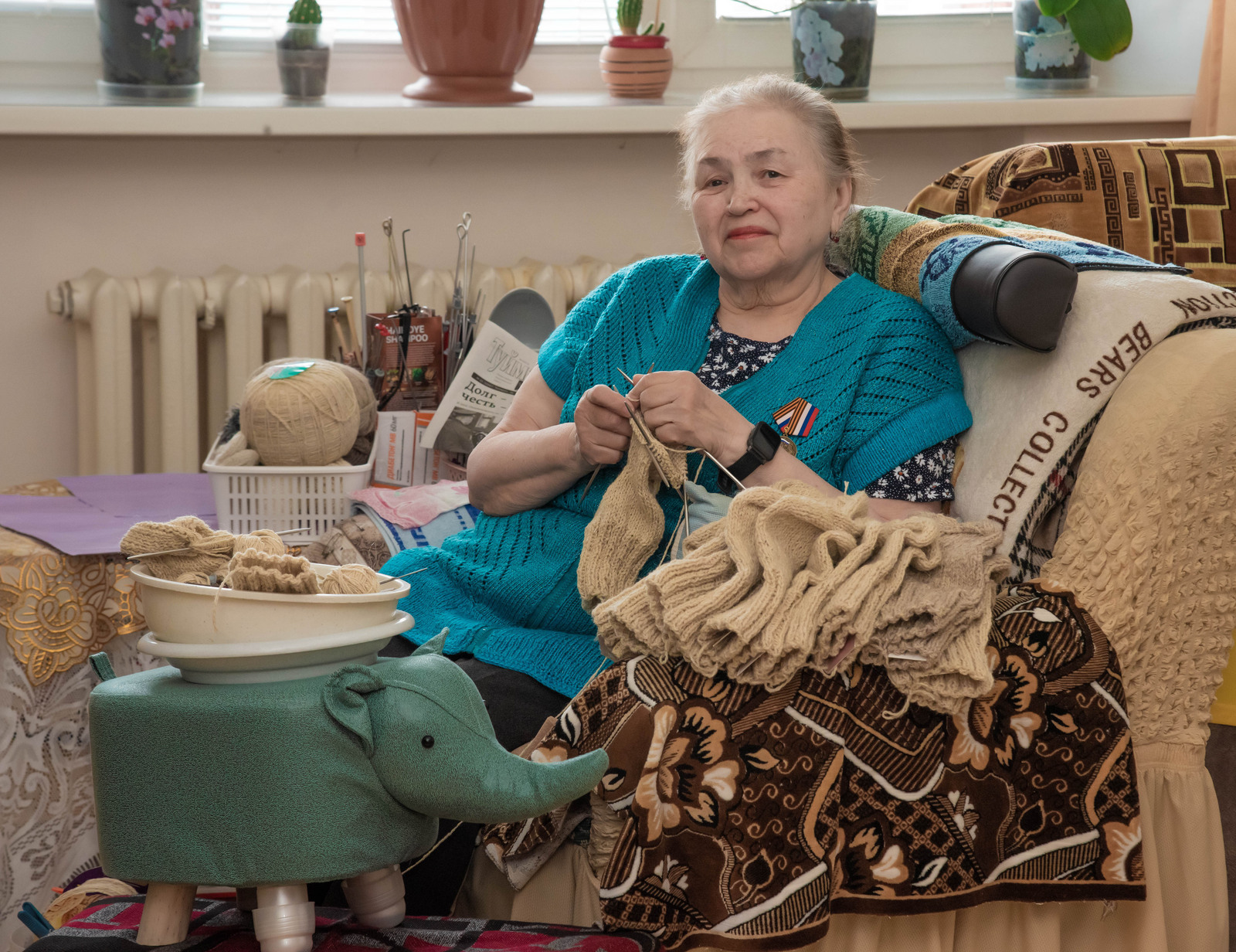 Бабушка из Башкирии связала для бойцов СВО триста пар носков
