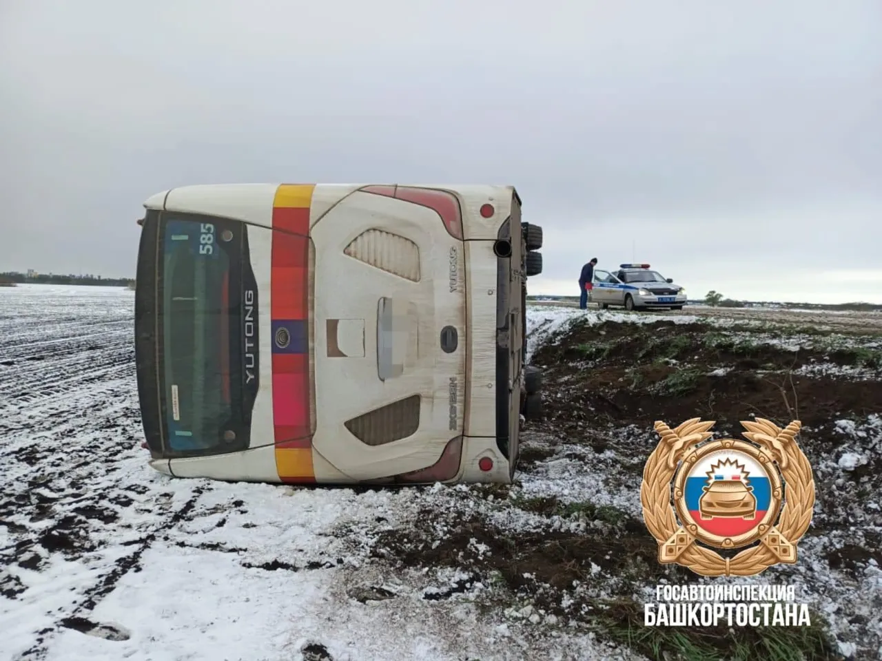 В Уфимском районе опрокинулся автобус