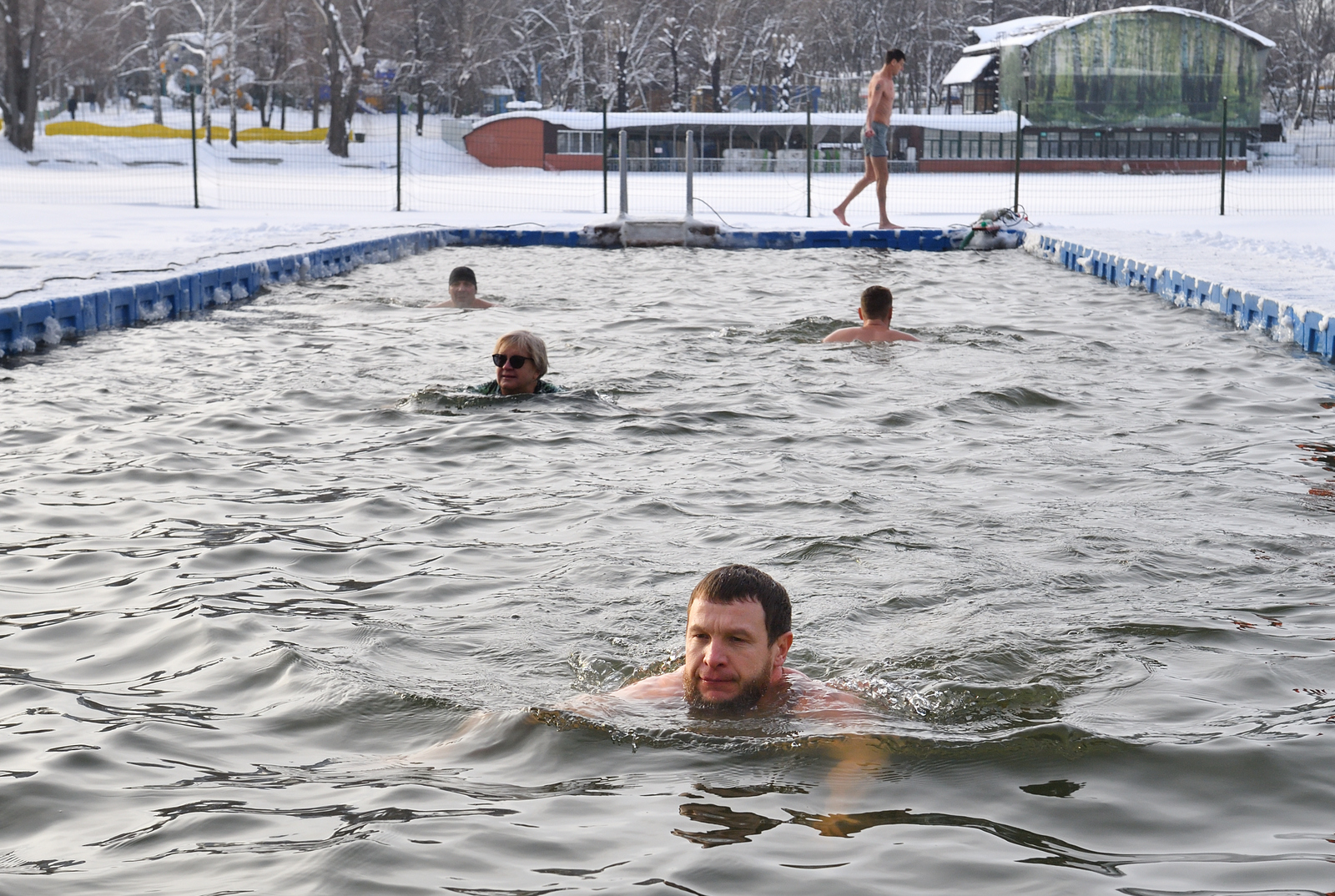 От новичка до ветерана: как прошёл рождественский заплыв «моржей» в Уфе