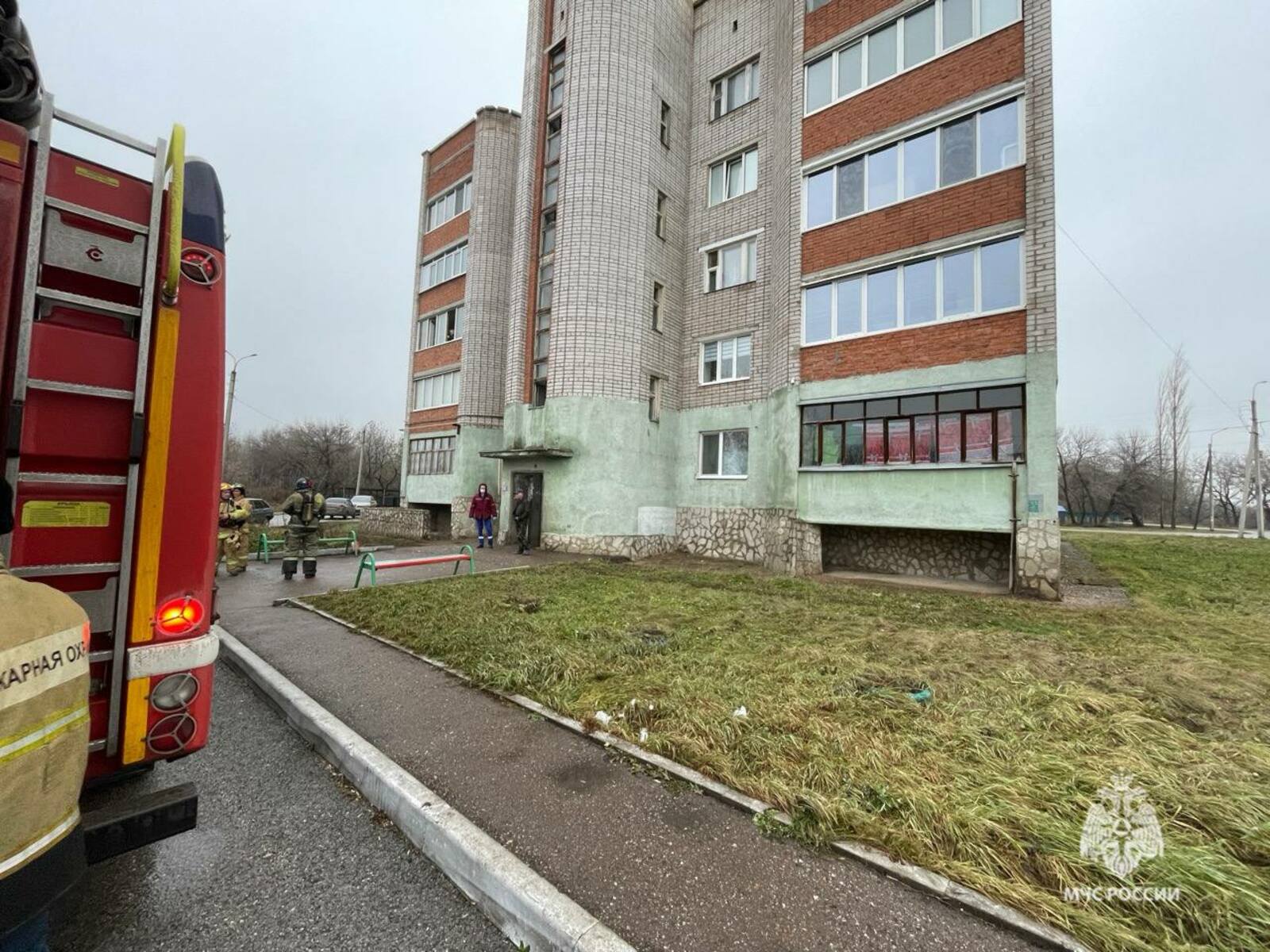 В Башкирии пожарные спасли из горящей пятиэтажки девять человек