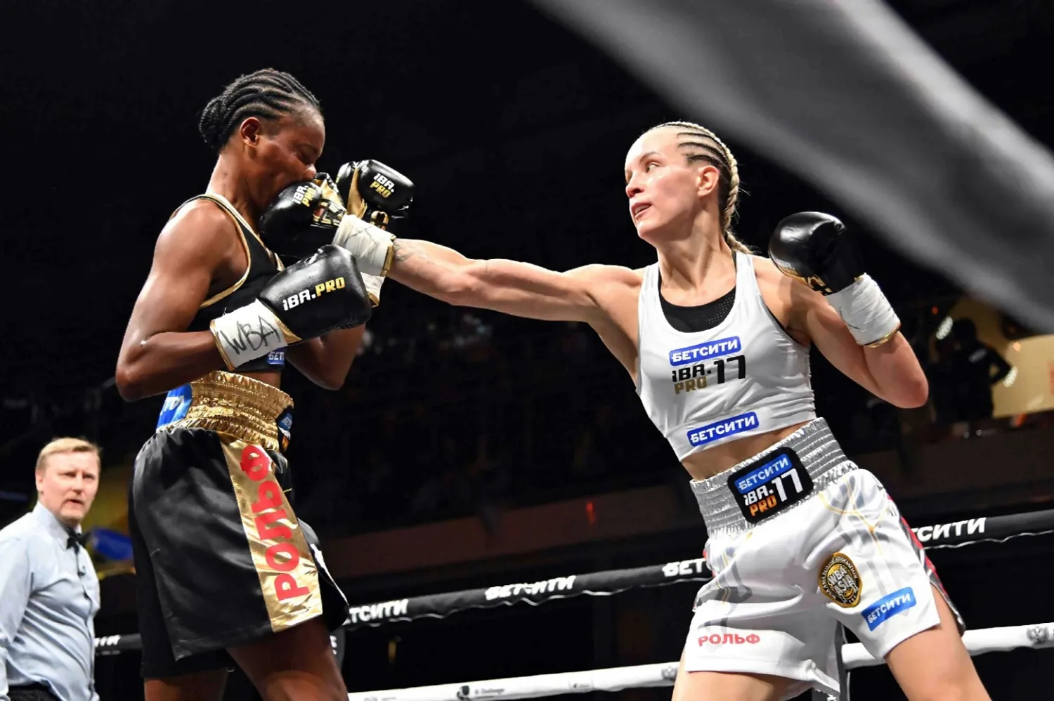 пресс-служба Федерации бокса РБ Для победы Азалии Аминевой (справа) хватило одной правой.