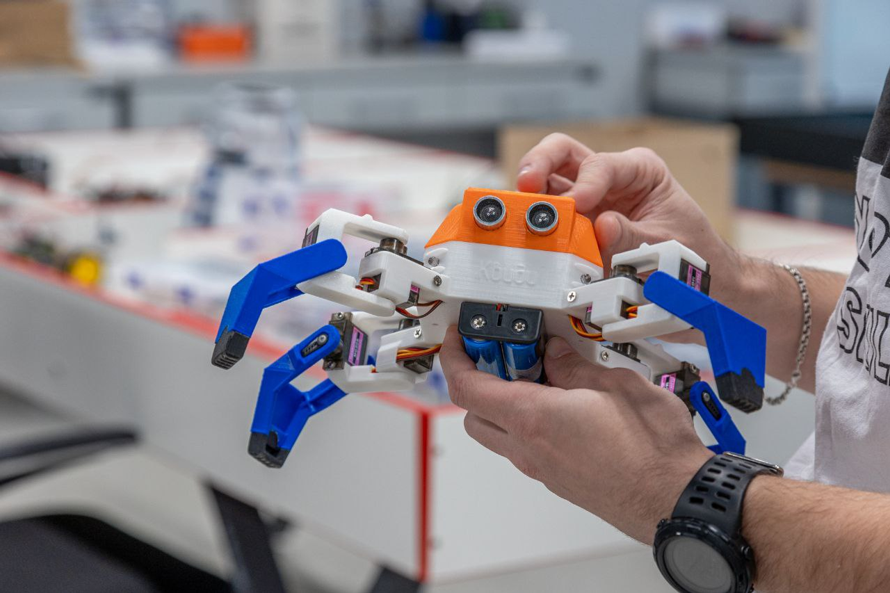 Студенты из Уфы создали образовательного робота-паука и лабораторный манипулятор