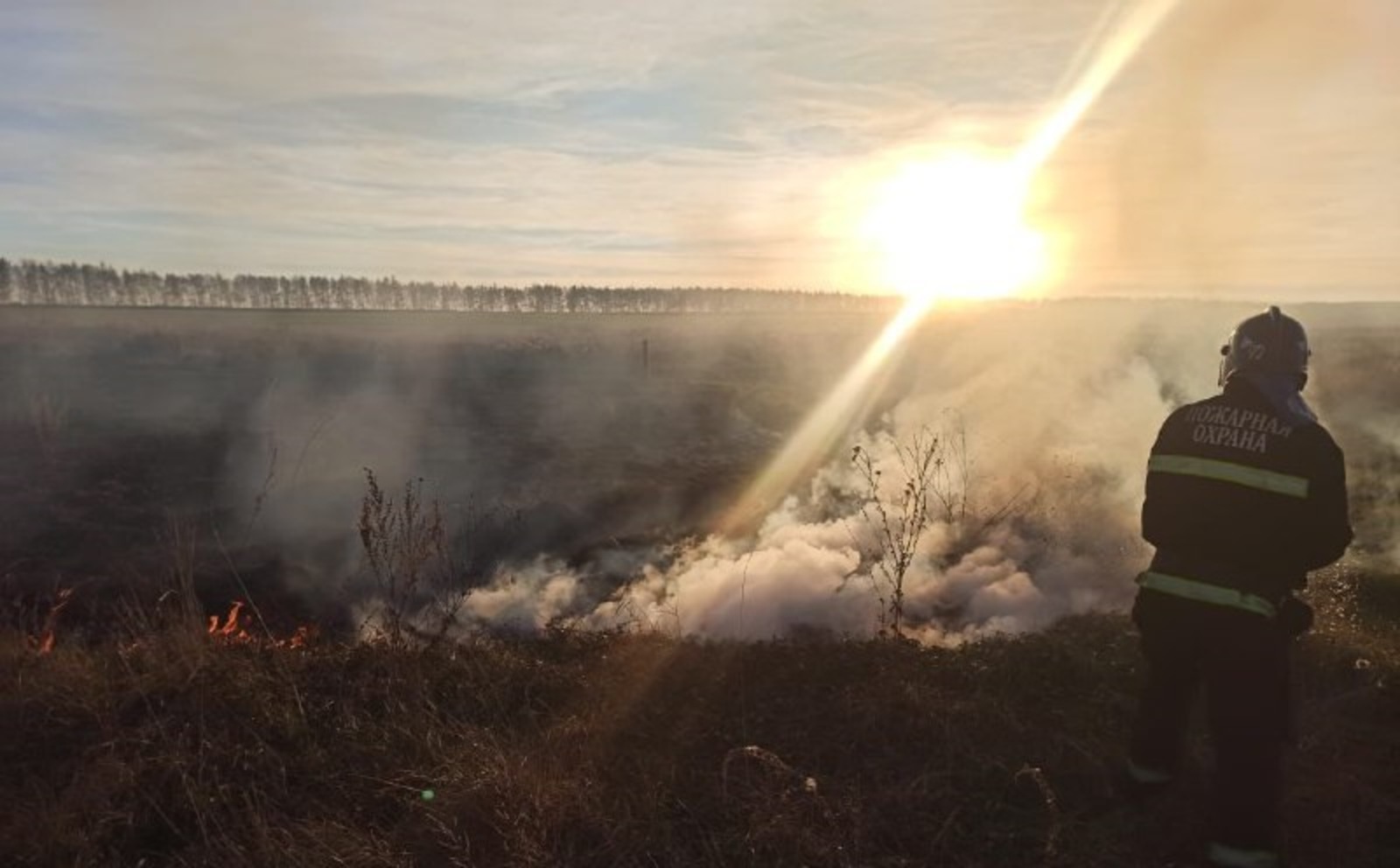 В селе Федоровка в Башкирии загорелась сухая трава