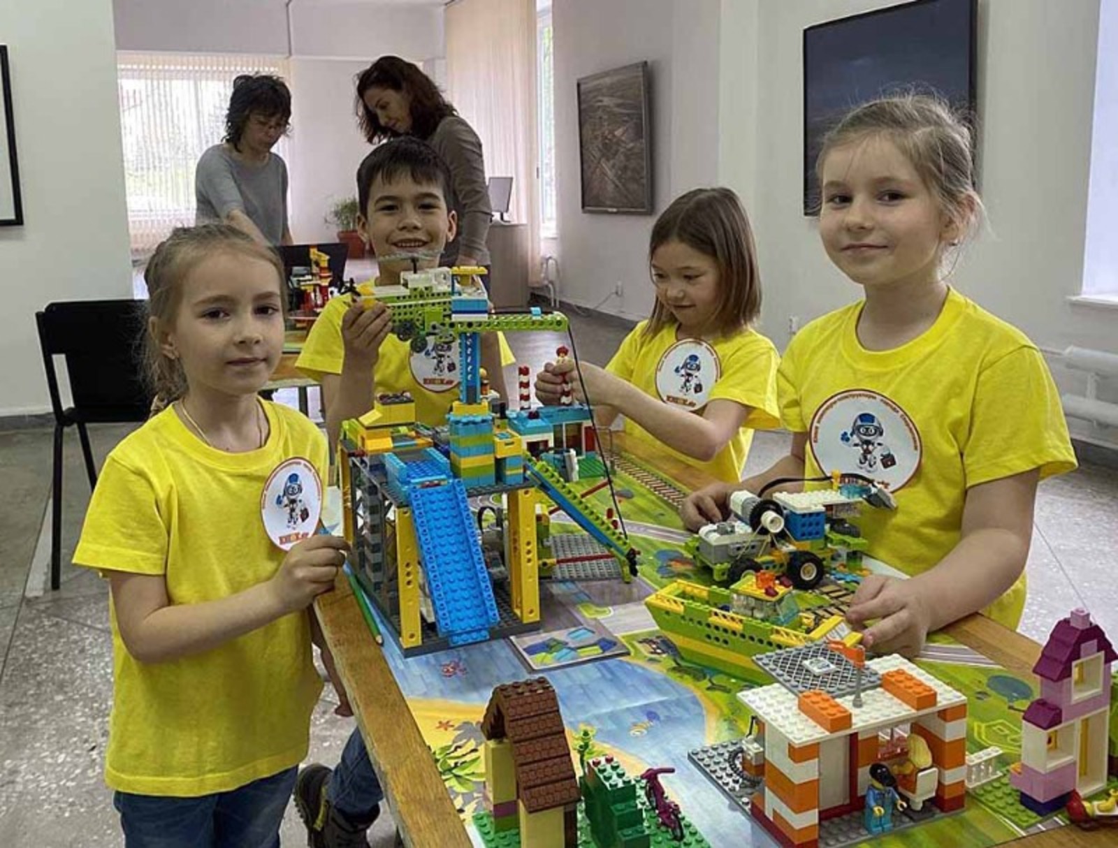 Екатерина ЯКОВЛЕВА  Дети представили на конкурс роботов-помощников.