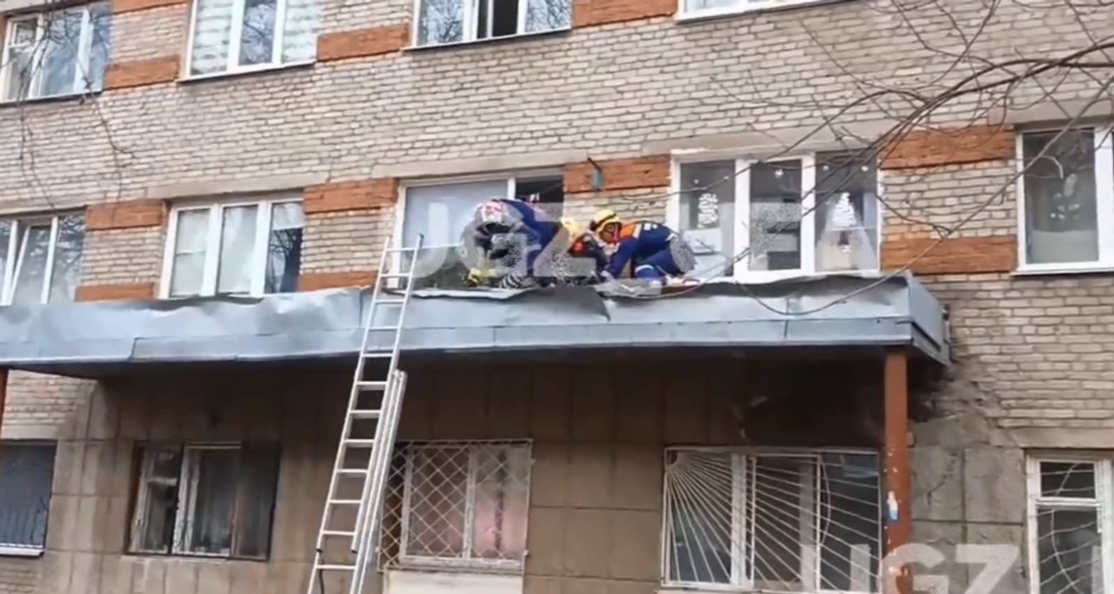 В Уфе женщина упала с третьего этажа во время мытья окон