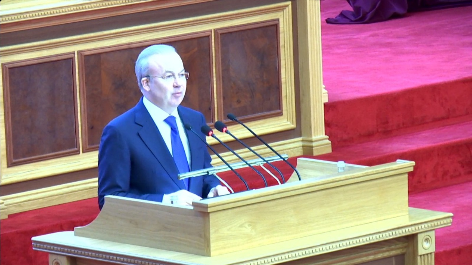 Андрей Назаров выступает перед депутатами Госсобрания Башкирии с ежегодным отчётом