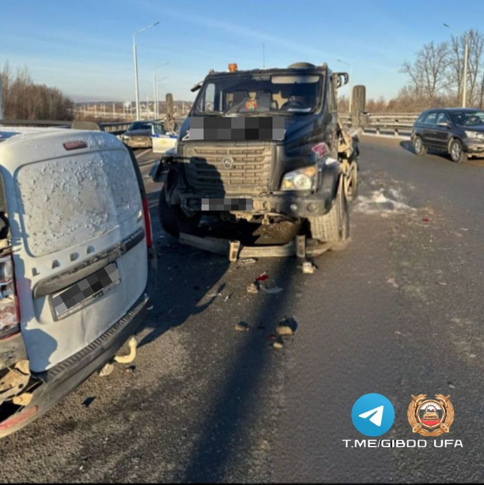 В Уфе водитель эвакуатора врезался в машину, стоявшую на месте ДТП