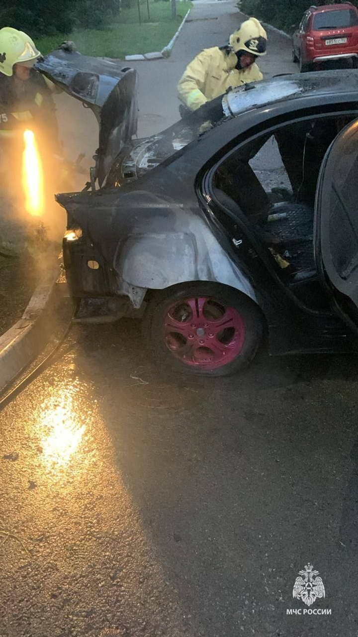 В Уфе на парковке сгорела иномарка