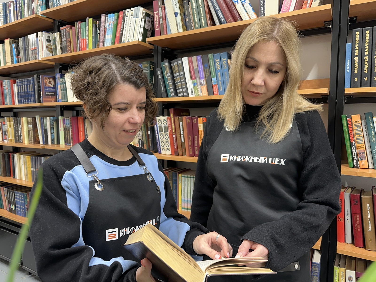Ильгиз РАФИКОВ  Юлия Зиннурова (слева) верит в будущее библиотек.
