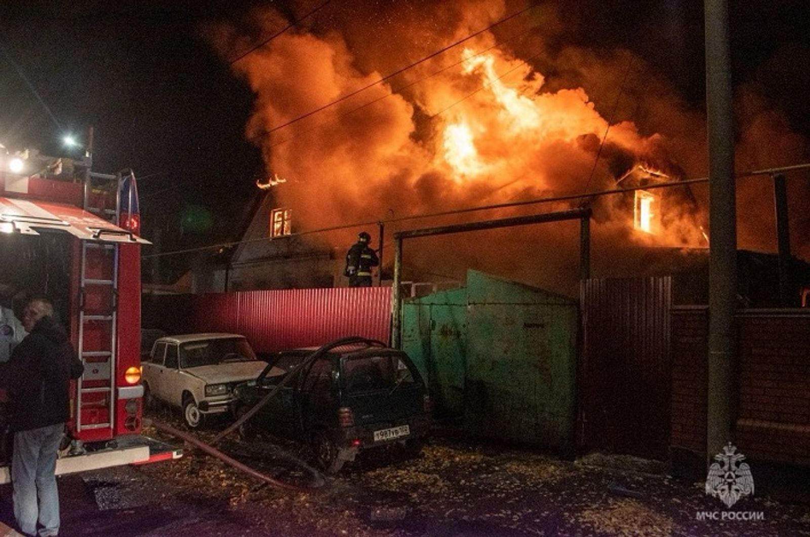 В Башкирии сгорели жилой дом и семь автомобилей