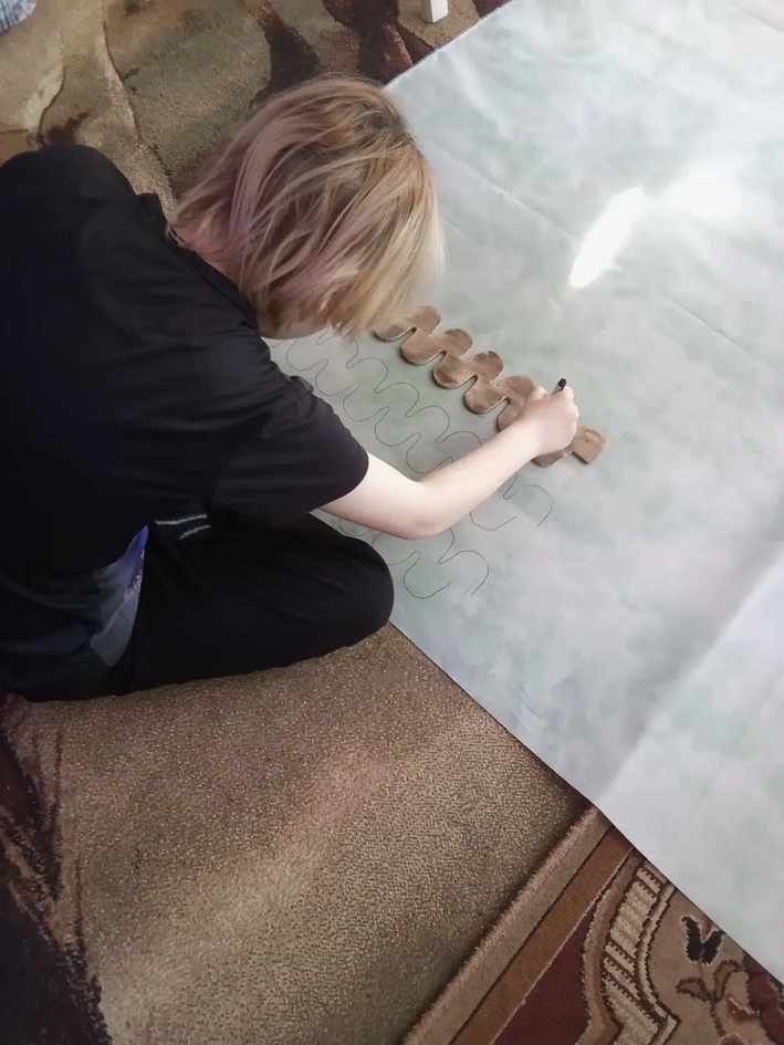 В Башкирии многодетная семья начала делать для бойцов «бирскую паутинку»