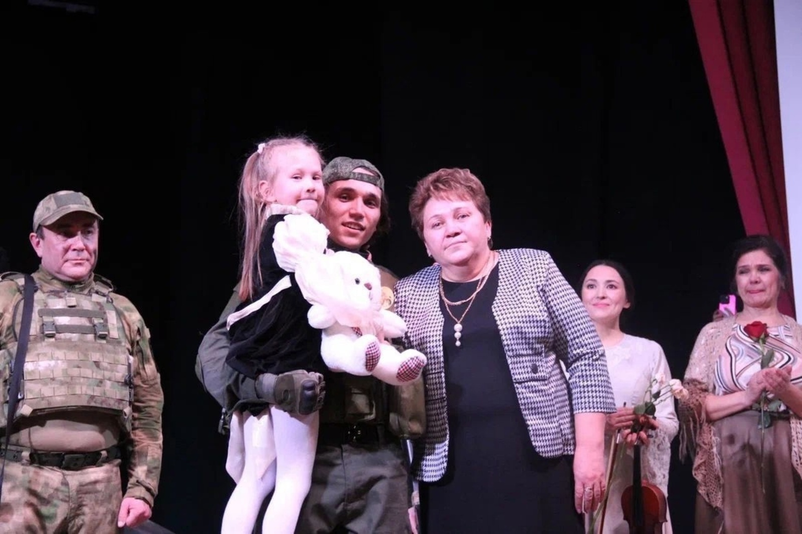 Дочь погибшего на СВО бойца бросилась на сцену к актёру, сыгравшему её отца