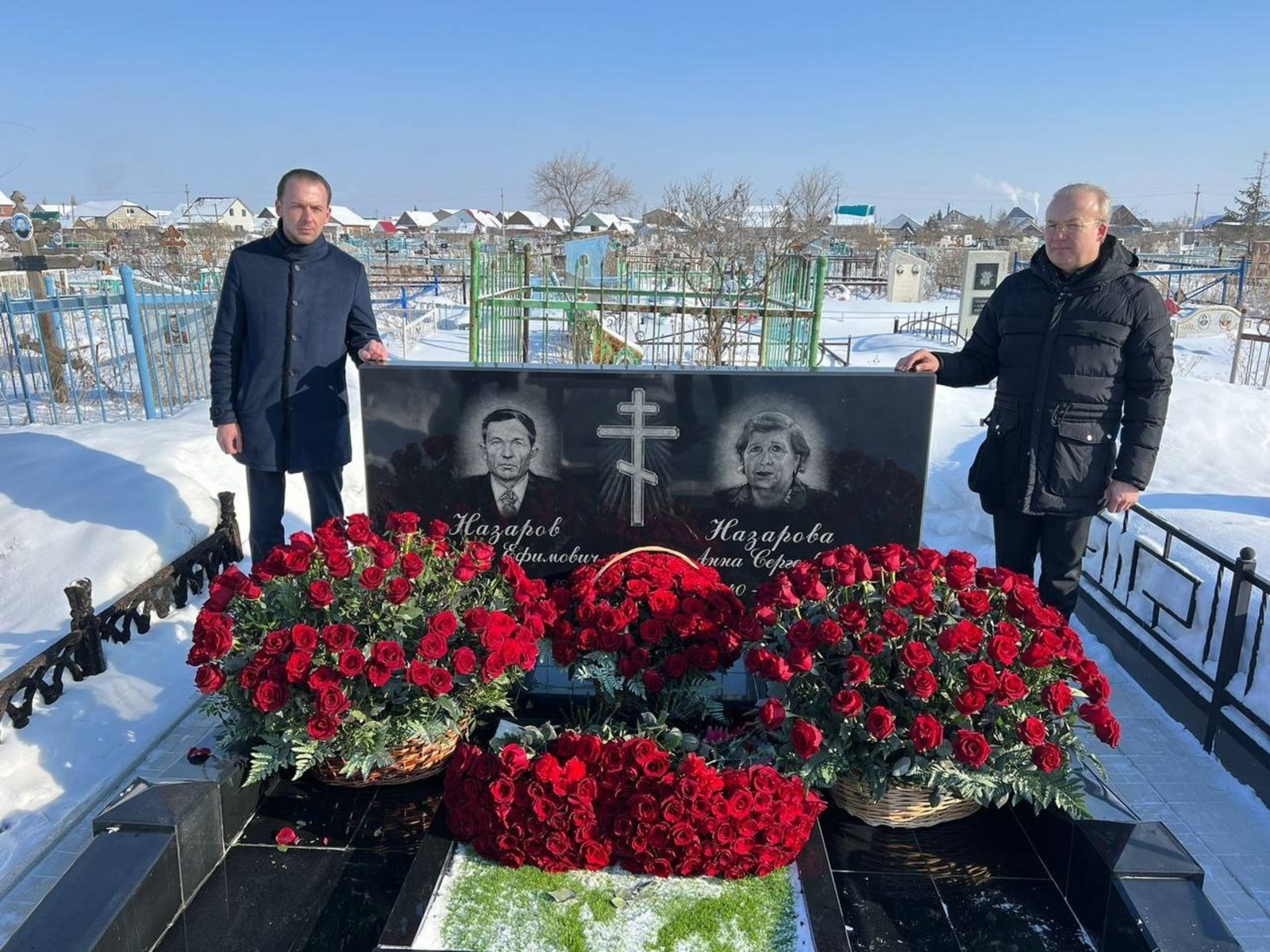 Андрей Назаров побывал на кладбище у своих родителей