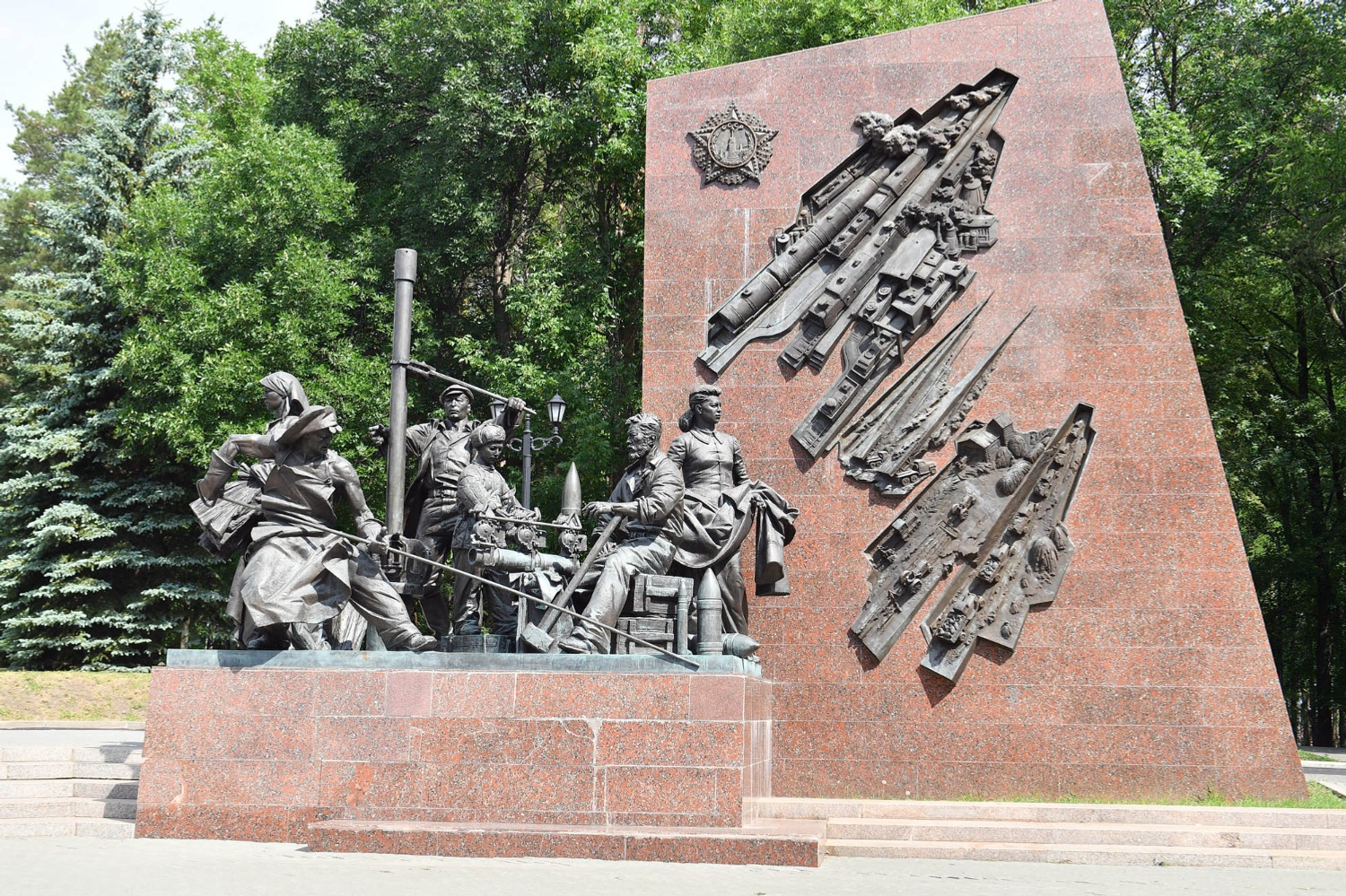 Альберт ЗАГИРОВ  На памятнике труженикам тыла изображена практически вся продукция, которую выпускали в Башкирии в годы войны.