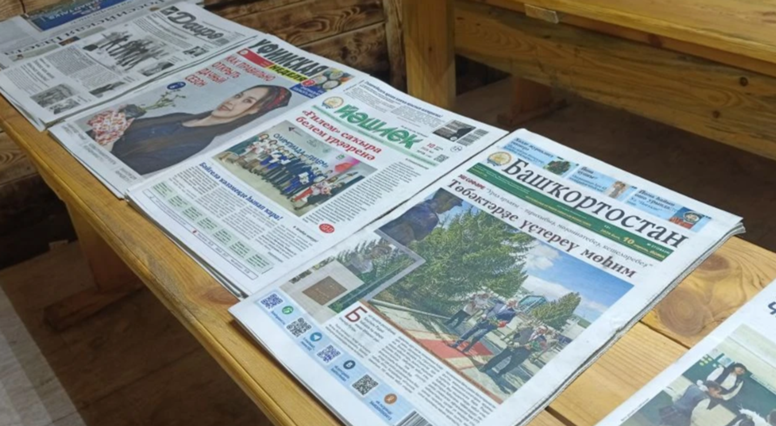 Бойцы на передовой читают газеты и журналы из Башкирии