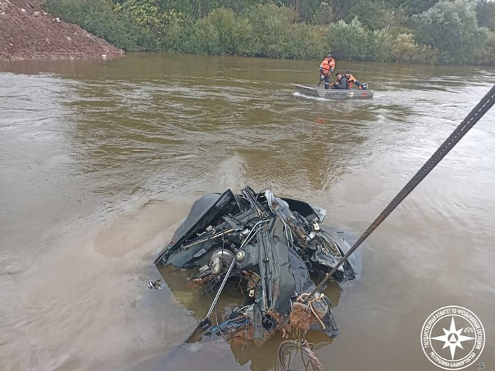 В Башкирии отыскали упавший в реку автомобиль с водителем