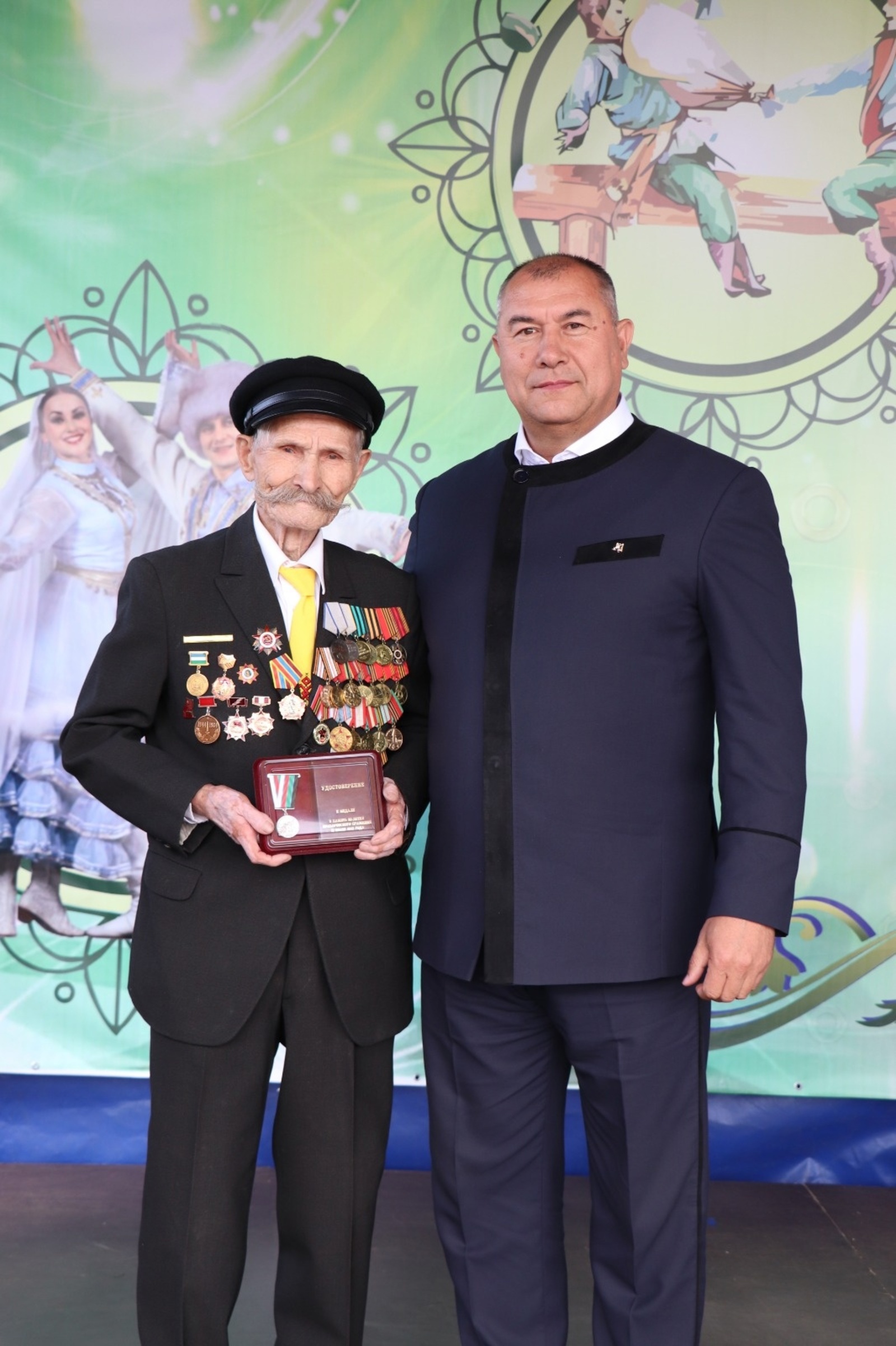 соцсети главы Аургазинского района Арслана Шагаретдинова В Башкирии столетнему ветерану вручили медаль в честь годовщины Курской битвы