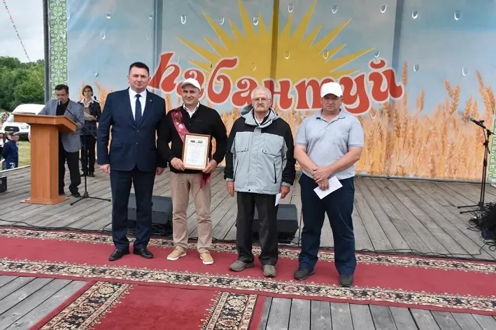 На сабантуе в Бакалинском районе Башкирии устроили парад ретротехники