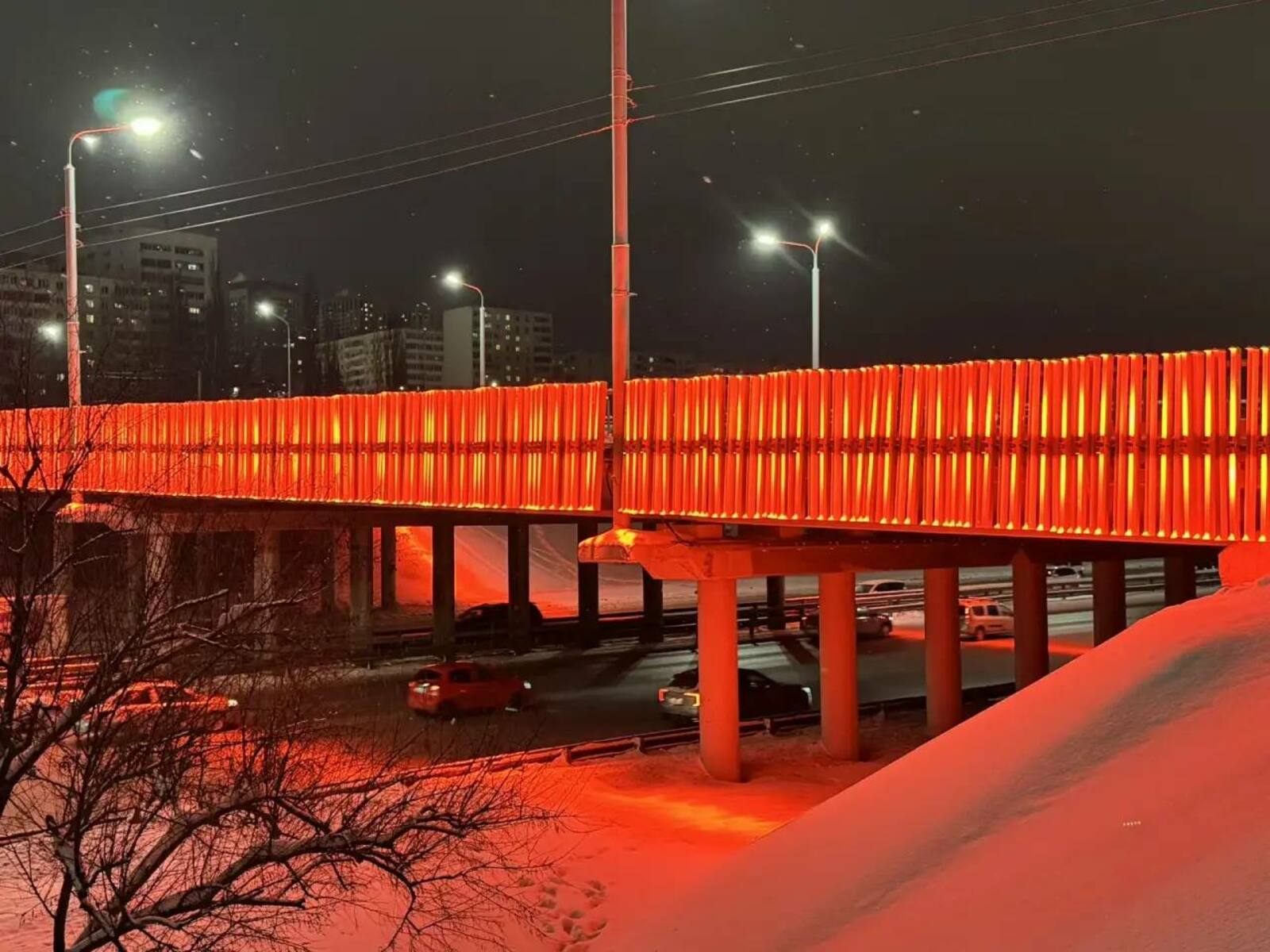 Мост на проспекте Салавата Юлаева в Уфе подсветили оранжевым