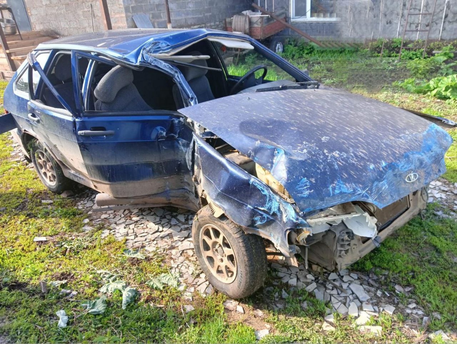 В Башкирии водитель без прав врезался в электроопору