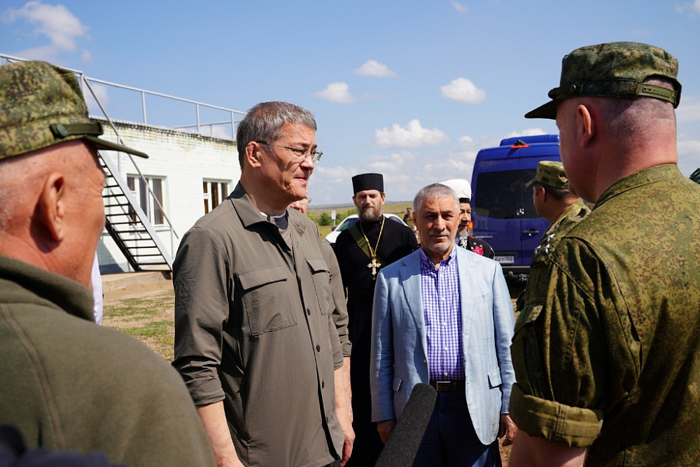 На полигоне Радий Хабиров встретился с воинами-добровольцами