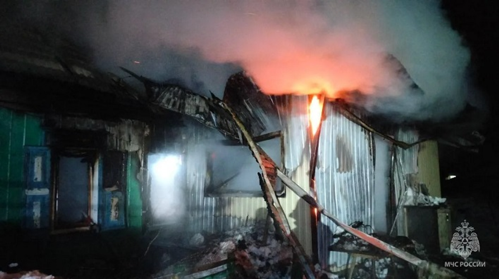 В Башкирии ночью загорелся дом, где спали четверо детей