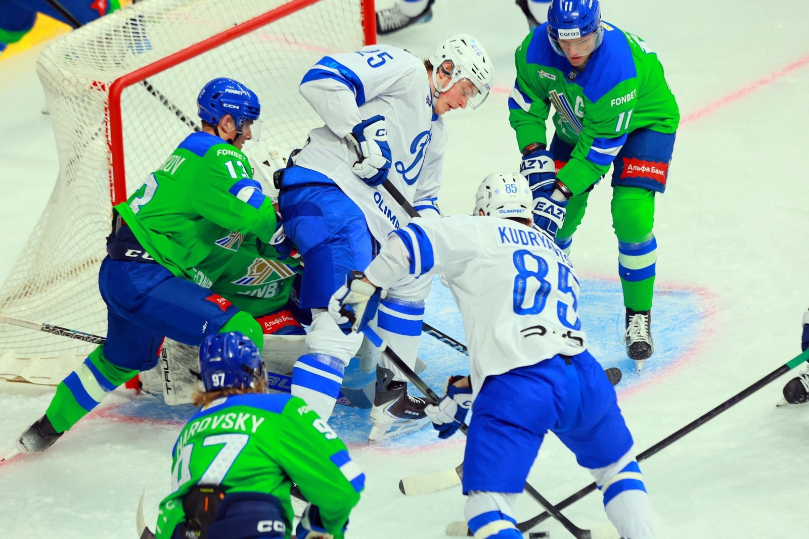 пресс-служба ХК «Салават Юлаев» Во всех домашних матчах юлаевцы (в зеленой форме) старались предельно внимательно действовать у своих ворот.