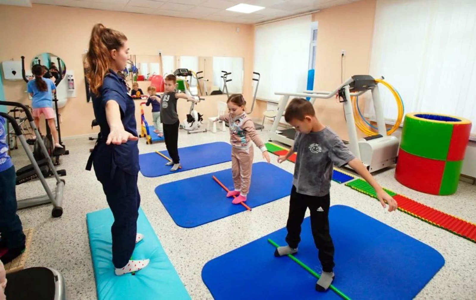 центр «Салют» Под руководством инструктора ребята осваивают упражнение на равновесие.