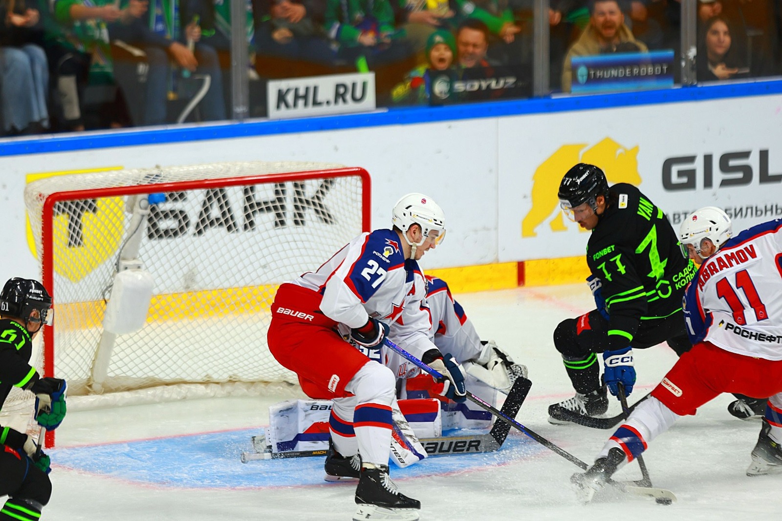 пресс-служба ХК «Салават Юлаев» Как ни «грызли» юлаевцы (в черной форме) лед у чужих ворот в игре с ЦСКА, но успеха добились только раз.
