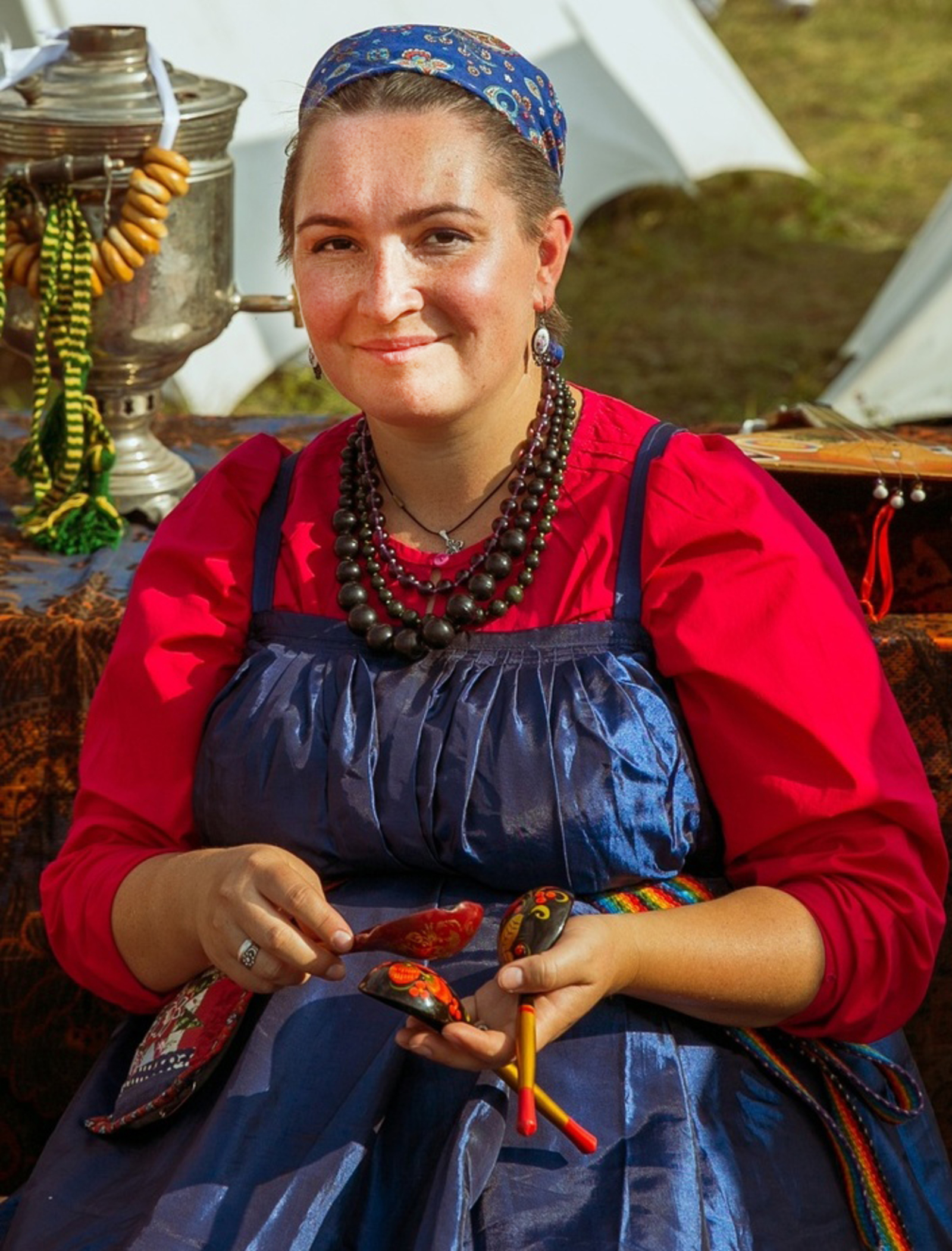 Людмила КАМНЕВА  Нарядные бусы — первое, что можно увидеть на женщине, когда она на праздник идёт.