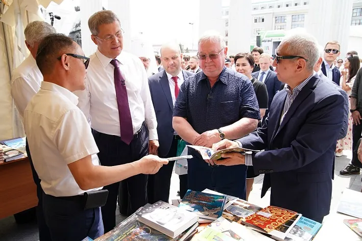 Радий Хабиров посетил книжную ярмарку «Китап-байрам» в Уфе
