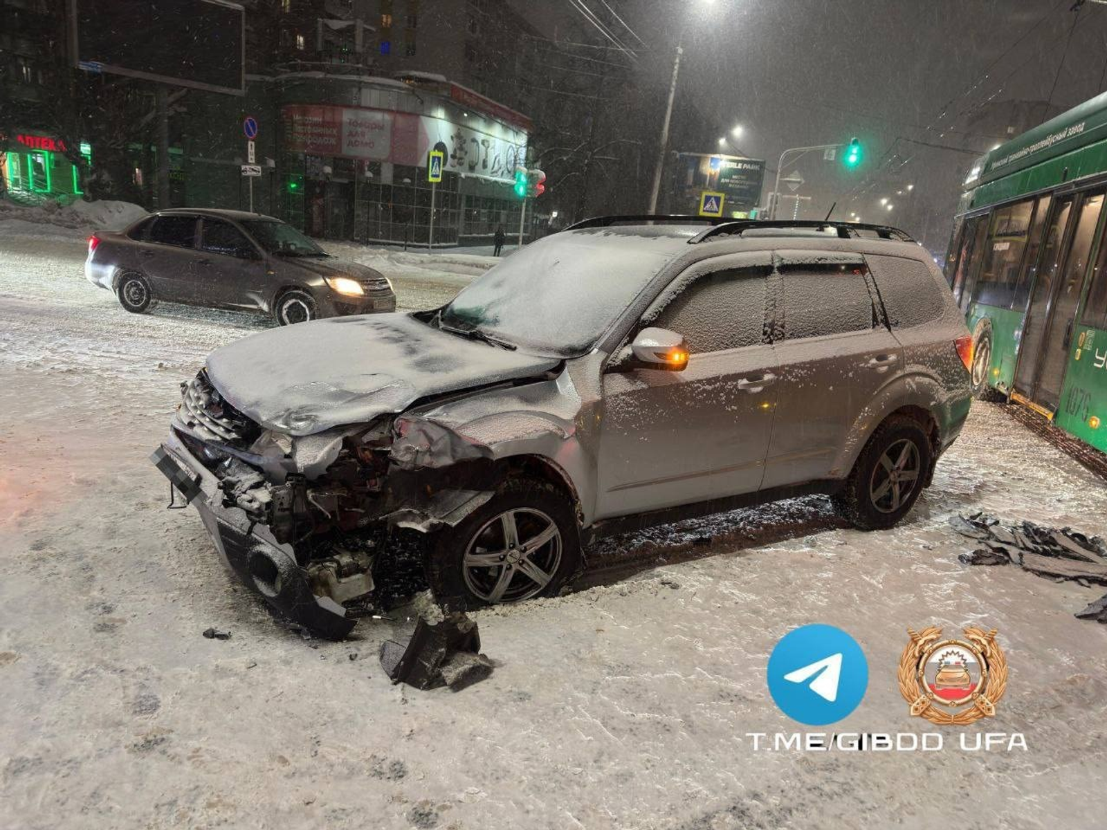 В Уфе лоб в лоб столкнулись «Рено» и «Субару». Пассажир — в больнице