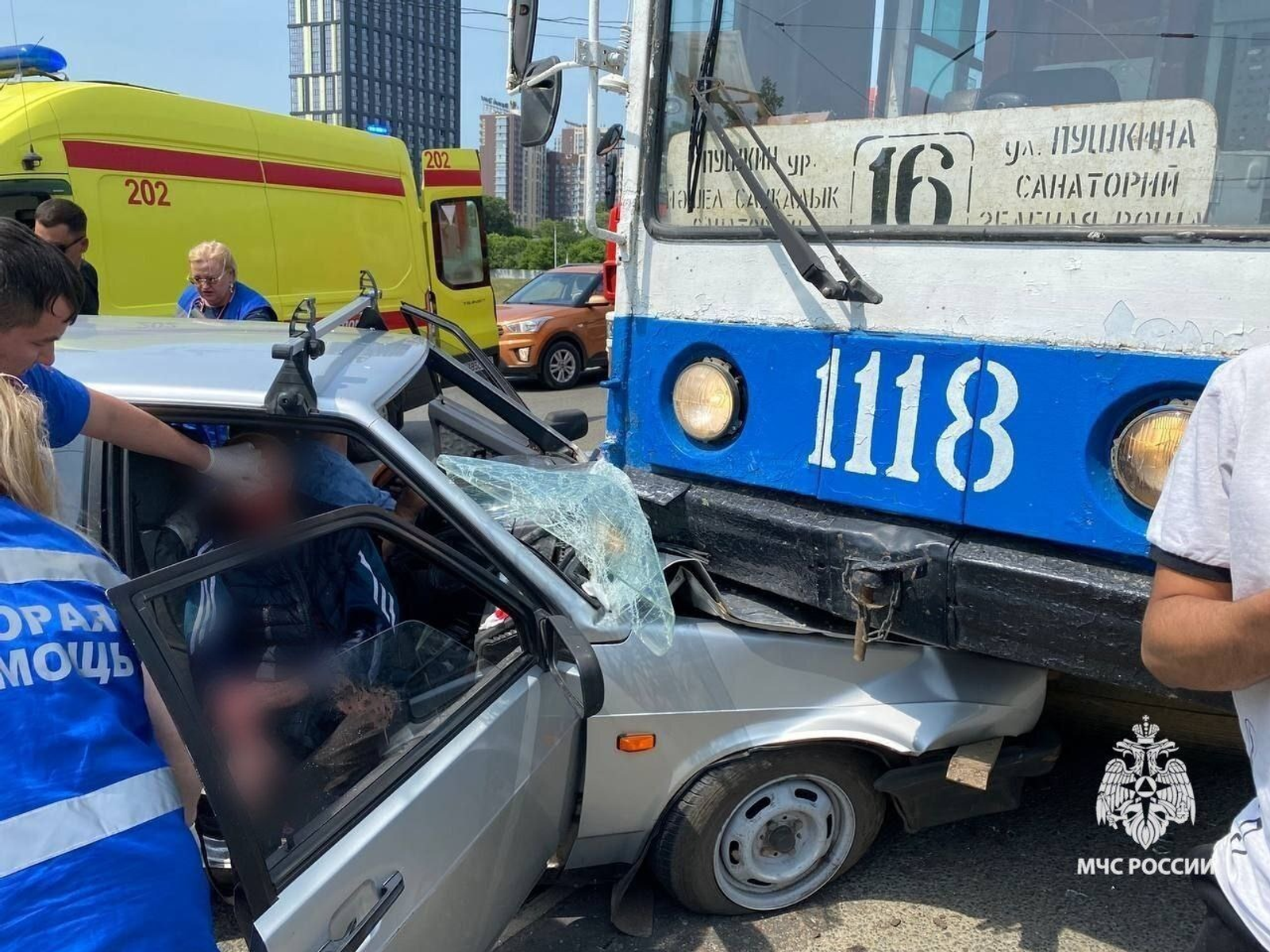 В Уфе «девятка» залетела под трамвай