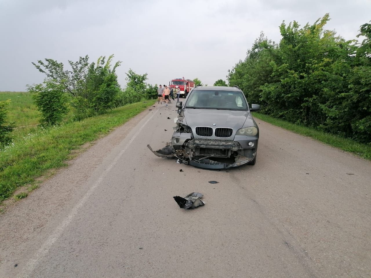 Chevrolet Niva врезалась в BMW X5 и опрокинулась в кювете на дороге в Башкирии