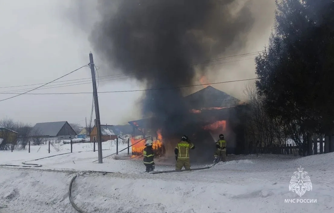В Уфимском районе огнём охватило дом. Пострадала женщина