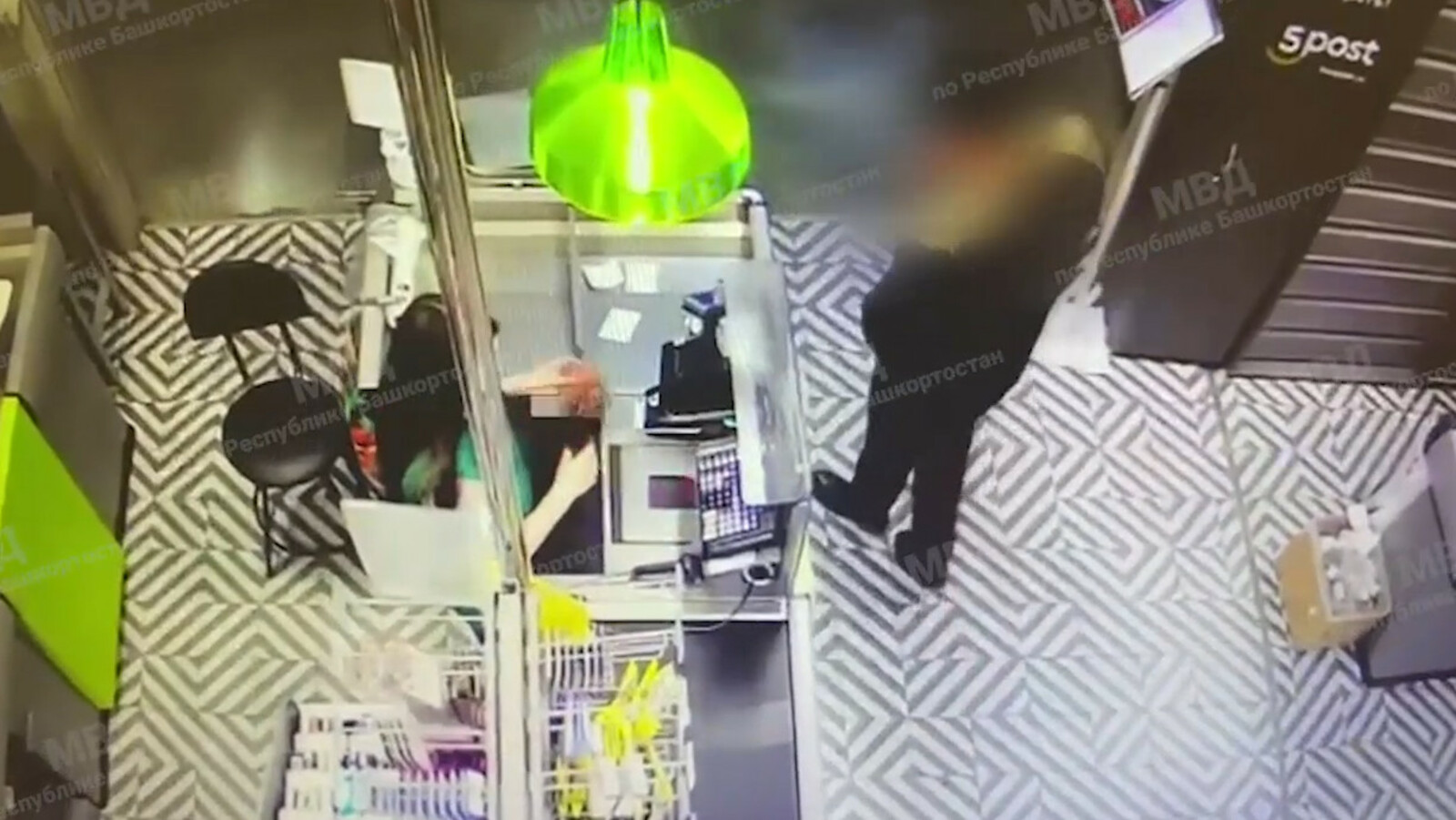 скриншот видео В Уфе прихожанин мечети украл кошелёк у единоверца во время молитвы