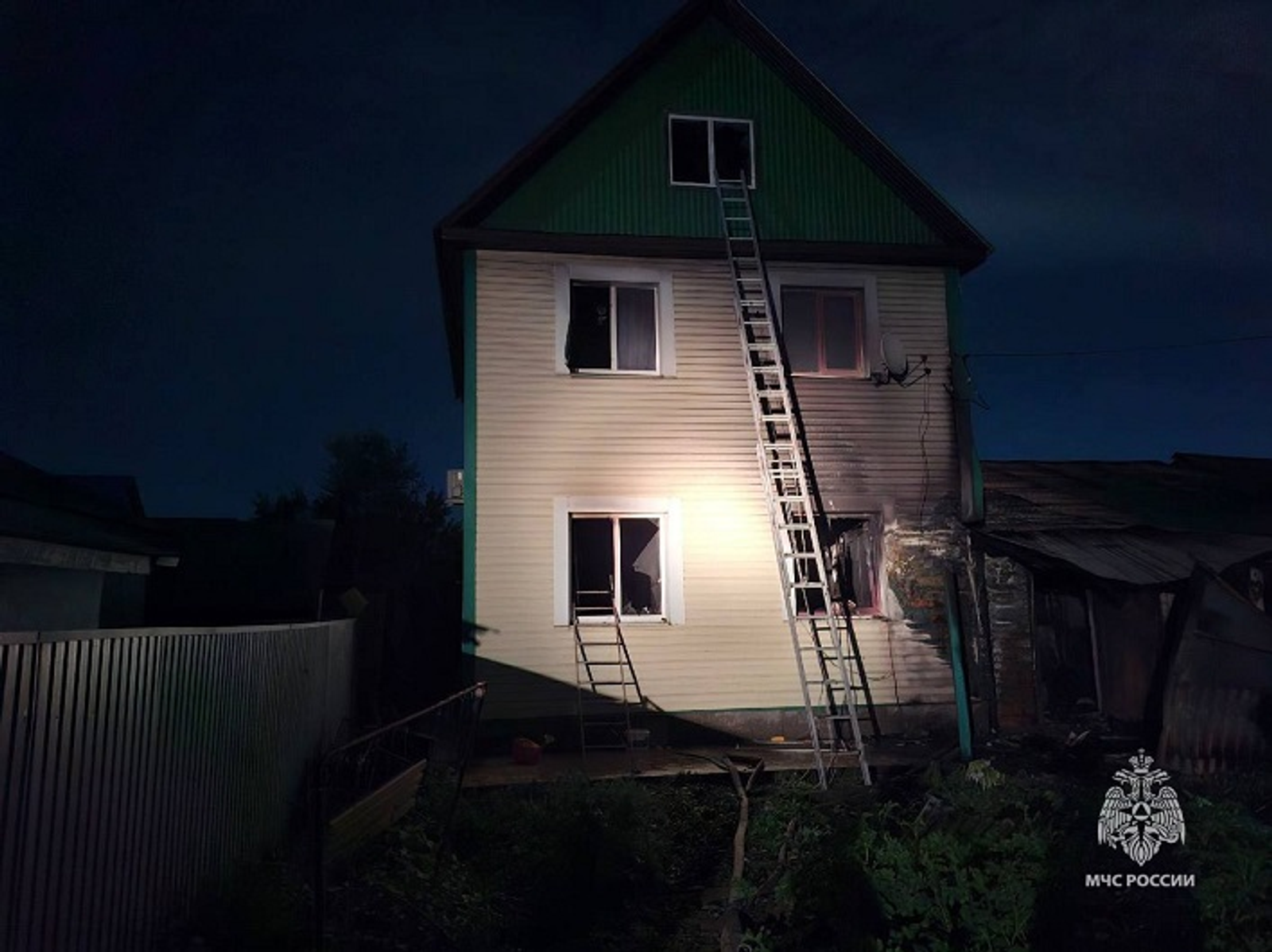 Житель Уфы попал в больницу после ночного пожара