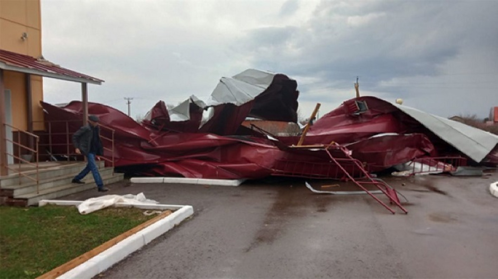 В Башкирии порывом ветра сорвало крышу с бассейна