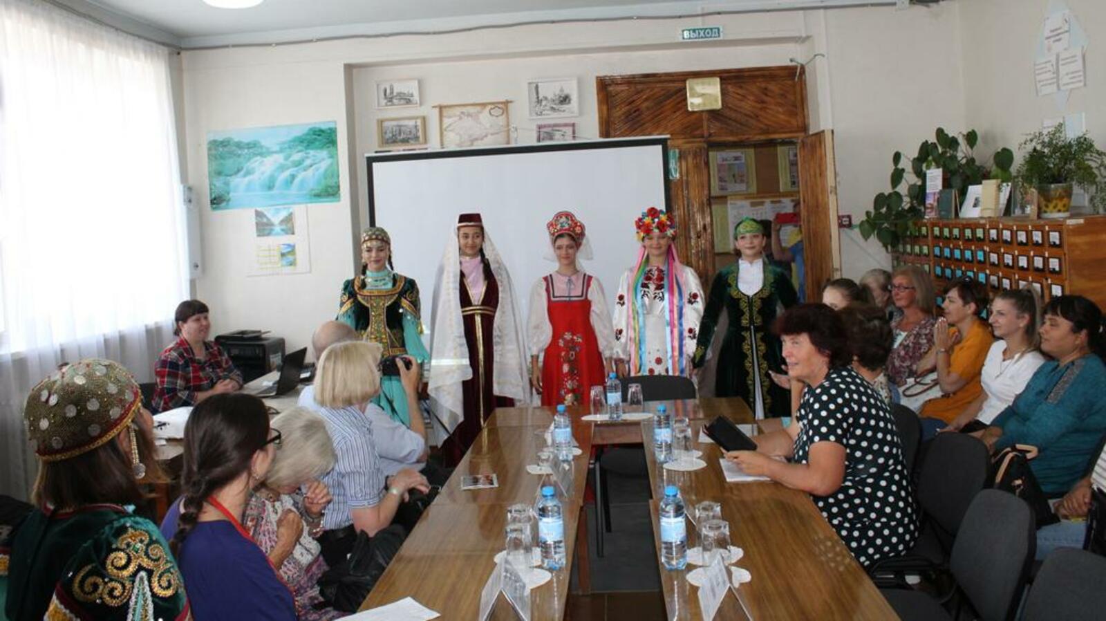 Жители Крыма приняли участие в Дне национального костюма вместе с Башкирией