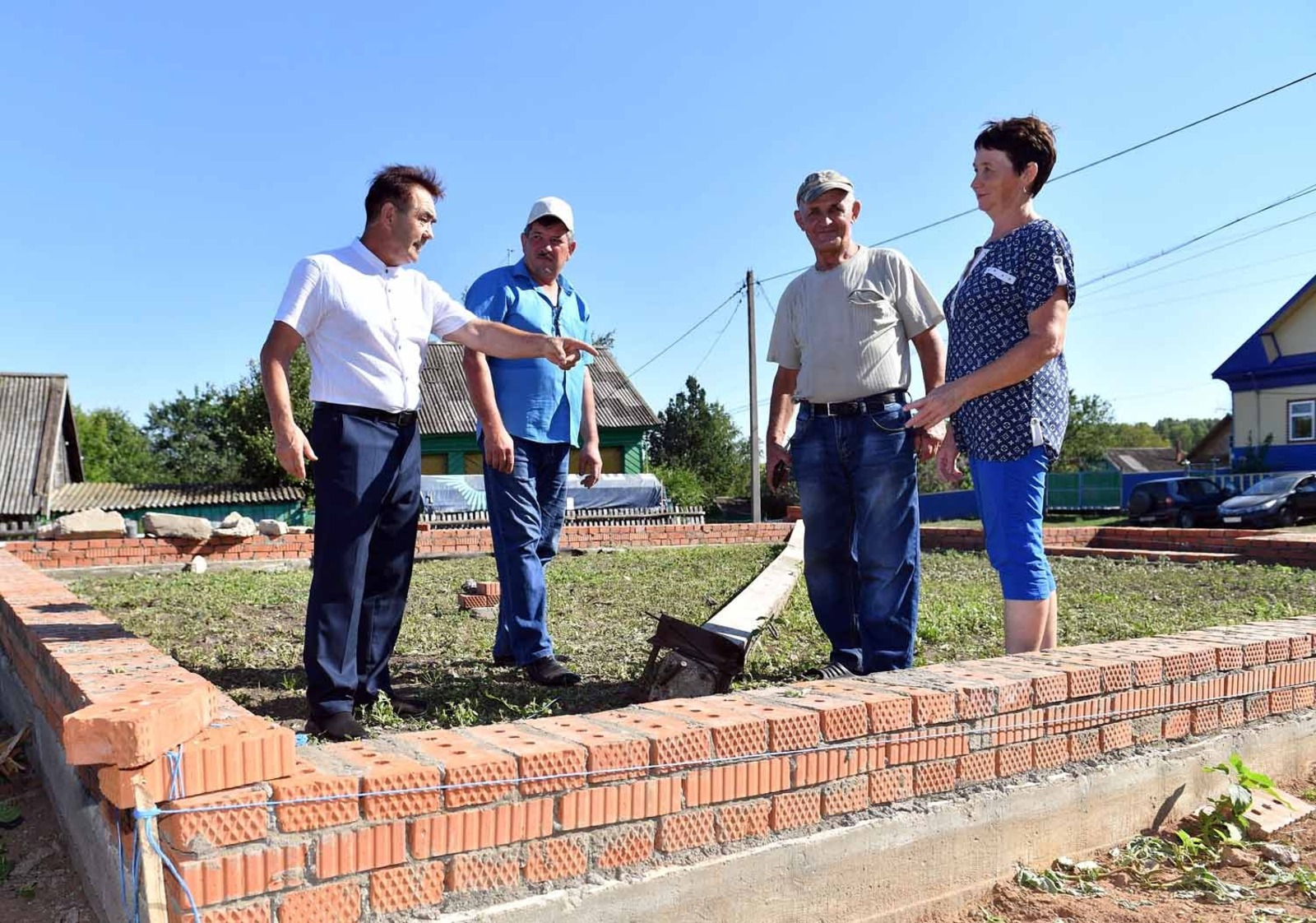 Альберт ЗАГИРОВ  Жители деревни сообща взялись за строительство.